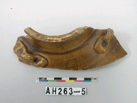 藏品(褐釉帶繫罐口緣殘件)的圖片